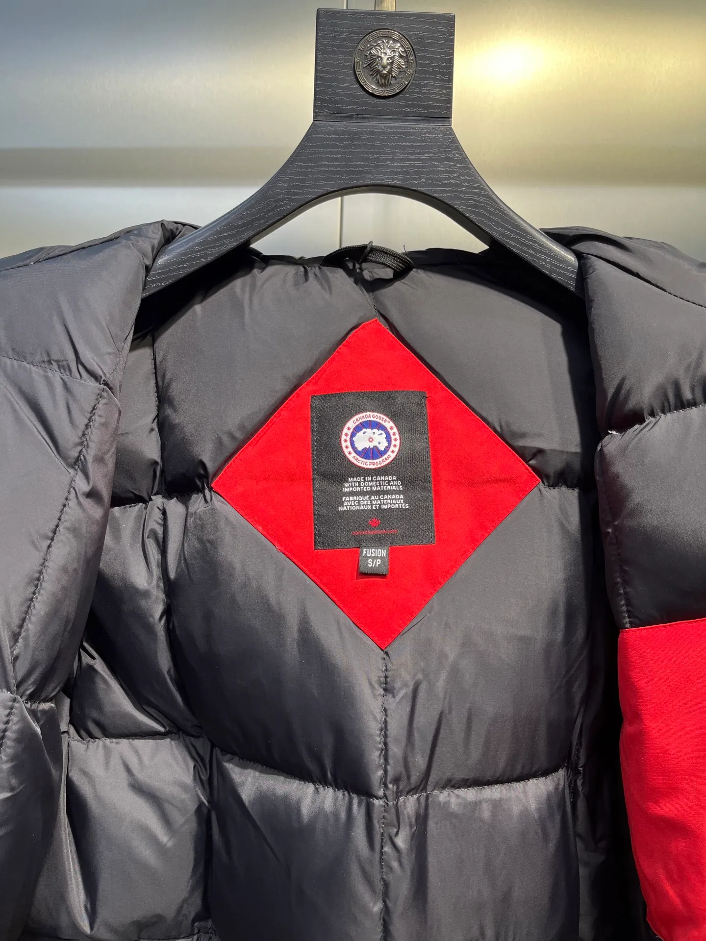 P840 𝘾𝘼𝙉𝘼𝘿𝘼 𝙂𝙊𝙊𝙎𝙀Big Goose 13# The design of Big Goose 13 is simple and elegant, a little longer than the 08 model, more suitable for men and suitable for business people. This down jacket is popular for its simple design, which is not only practical but also has a certain sense of fashion. In terms of applicability, the Daye 13 model provides good thermal insulation performance. Its thermal insulation coefficient is level 5, which can provide enough warmth and is suitable for wearing in cold environments. In addition, the Daye 13 model also has a high cost performance. Compared with other models, it provides a better balance between price and performance, making it more competitive in the market.  size：xs-xxl